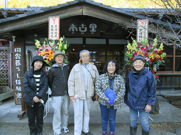 「カフェ木古里」前にて